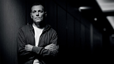 Ο Μανώλης Φάμελλος δίνει νέα ζωή σε παλιά αγαπημένα τραγούδια 