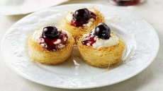 9 υπέροχες γλυκές και αλμυρές συνταγές για να μη σας λείπει το βύσσινο