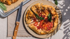 Ανοιχτές ντοματόπιτες με φέτα και βασιλικό