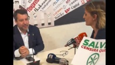  Ιταλία: Υποψήφια ευρωβουλευτής πλησίασε τον Σαλβίνι για να του δώσει γλάστρα με μαριχουάνα στη διάρκεια συνέντευξης