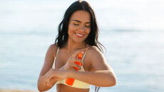 Πόσο αποτελεσματικό είναι το αντηλιακό σπρέι; Οι ειδικοί εξηγούν