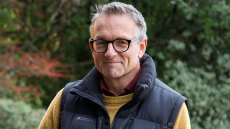 Εξαφάνιση Μάικλ Μόσλεϊ: Άφαντος για ένα εικοσιτετράωρο ο διάσημος Βρετανός παρουσιαστής