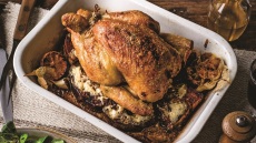 Η συνταγή της ημέρας. Ψητό κοτόπουλο με χωριάτικο ψωμί. Το μενού της εβδομάδας (10/6 έως 16/6)