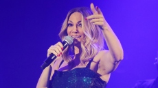 Έλλη Κοκκίνου: Έβαζαν σημάδι στο ντεκολτέ μου με τα γαρύφαλλα, δεν το άφησα να περάσει έτσι