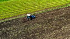 Πάνω από 8.000 επιχειρήσεις και αγρότες έλαβαν την προκαταβολή του 50% της κρατικής αρωγής 