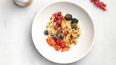 Energy bowl με βρώμη, αβοκάντο και φρούτα του δάσους