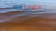 Θεσσαλονίκη: Κοκκίνισαν και φέτος τα νερά σε παραλίες του Δήμου Θερμαϊκού