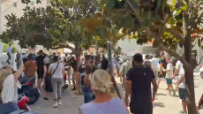 Δολοφονία 11χρονης: Επεισόδια έξω από τα δικαστήρια – Συγγενείς όρμηξαν στο περιπολικό που μετέφερε τον 37χρονο - Δείτε βίντεο