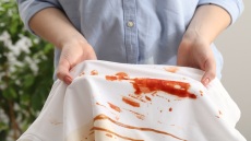 Λεκές από κέτσαπ: πώς να τον καθαρίσετε αποτελεσματικά;