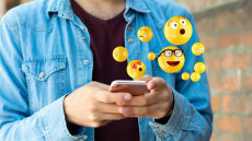 Η «μαγική» δύναμη των memes και emojis - Πώς ωφελεί την υγεία μας το να στέλνουμε μηνύματα σε φίλους