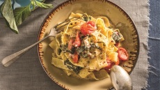 6 εύκολες μακαρονάδες με ντοματίνια που θα φτιάχνετε όλο το καλοκαίρι