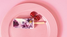 Παγωτό ξυλάκι με ψητά κεράσια από τη Madame Gâteaux