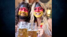 Χάιντι Κλουμ: Βάφτηκε στα χρώματα της σημαίας της Γερμανίας με τον σύζυγό της - Οι φωτογραφίες τους στο γήπεδο