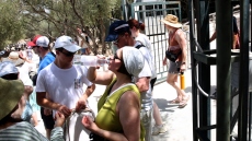 The Guardian: Οι τουρίστες στην Ελλάδα είναι ελλιπώς ενημερωμένοι για τους κινδύνους του καύσωνα