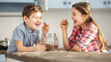 Γονείς: Προσέξτε τι θα ψωνίσετε από το σούπερ μάρκετ – Τα επικίνδυνα τρόφιμα που απειλούν την παιδική καρδιά