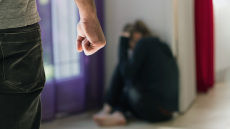 Απίστευτη ιστορία βίας στον Βόλο, 42χρονος ξυλοκόπησε τη σύντροφό του επειδή τον ξύπνησε
