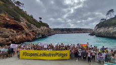 Κίνημα αντιτουρισμού στη Μαγιόρκα - «Τουρίστες πηγαίνετε σπίτια σας», φωνάζουν σε λουόμενους στην παραλία Calo des Moro