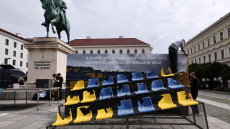 Euro 2024: Κομμάτι κερκίδας από ένα κατεστραμμένο στάδιο του Χάρκοβο εκτίθεται στο Μόναχο  - Βίντεο, φωτογραφίες 