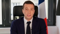 Γαλλία: Με τις γυναίκες ψηφοφόρους «φλερτάρει» ο Μπαρντελά - «Είστε και θα παραμείνετε ελεύθερες»