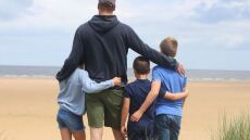 Γιορτή του Πατέρα: Με συγκινητική φωτογραφία από την Κέιτ Μίντλετον το μήνυμα των τριών παιδιών του πρίγκιπα Γουίλιαμ