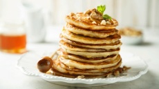 Pancakes με μέλι και καρύδια