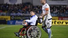 Το πρώτο πράγμα που θα κάνω όταν σηκωθώ όρθιος είναι να χτυπήσω πέναλτι στην Τούμπα, λέει ο μικρός Γιαννάκης - Δείτε βίντεο