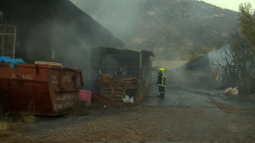 Μεγάλες υλικές ζημιές προκάλεσε η φωτιά σε αποθήκη ξυλείας στο Μαρκόπουλο