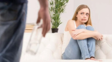 Βία κατά των γυναικών: Γιατί μένουμε σε σχέσεις κακοποίησης;