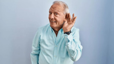 Βαρηκοΐα: Το συχνό πρόβλημα υγείας που αντιμετωπίζουν οκτώ στους δέκα 90χρονους