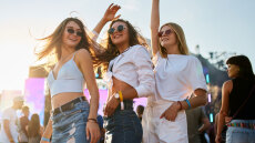 «Φρεσκάροντας» τις φιλίες μας – Οι τρόποι να διατηρήσουμε ισχυρές τις σχέσεις μας