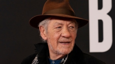 Ίαν ΜακΚέλεν: Ανυπομονώ να επιστρέψω στη δουλειά, είπε μετά το ατύχημά του σε θεατρική παράσταση