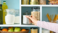 Πώς τακτοποιούμε έξυπνα τις κονσέρβες και τα βαζάκια στα ντουλάπια μας;