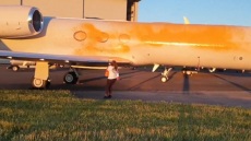 Βρετανία: Ακτιβίστριες για το Κλίμα παραβίασαν την περίφραξη του αεροδρομίου στο Στάνστεντ και έριξαν μπογιά σε ιδιωτικά τζετ