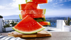 Το φρούτο «πρωταγωνιστής» του καλοκαιριού που δροσίζει και προστατεύει δέρμα, μάτια και μύες