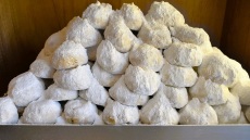 Το ζαχαροπλαστείο στην Αμφίκλεια που φτιάχνει κουραμπιέδες όλο τον χρόνο