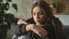 Κατάθλιψη: Σε ποιους ταιριάζουν αντικαταθλιπτικά και σε ποιους ψυχοθεραπεία; Έρευνα απαντά