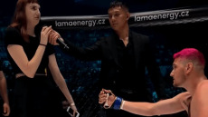 ΜΜΑ: Παλαιστής έκανε πρόταση γάμου στη σύντροφό του μετά από ήττα, μέσα στο ρινγκ και εκείνη του αρνήθηκε - Δείτε βίντεο