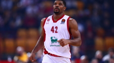 Σε καμπ μπάσκετ για παιδιά στη Μύκονο ο Κάιλ Χάινς 