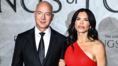 Ο Τζεφ Μπέζος κάνει διακοπές στην Ψέριμο με την αρραβωνιαστικιά του, Λόρεν Σάντσεζ