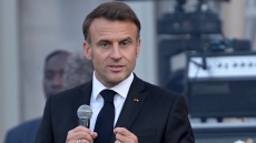 Γαλλία: Τα ακραία κόμματα θα οδηγήσουν τη χώρα σε εμφύλιο, προειδοποιεί ο Μακρόν