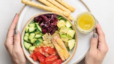 Superbowl με τόνο, λαχανικά και λιναρόσπορο