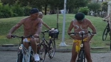 Θεσσαλονίκη: Γέμισε γυμνούς ποδηλάτες η πόλη - Δείτε βίντεο και φωτογραφίες