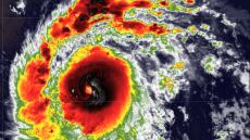 Μπαρμπέιντος: Ο τυφώνας Μπερίλ αναβαθμίστηκε επικίνδυνα 