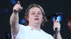 Λιούις Καπάλντι: Η ψυχοθεραπεία ήταν ο βασικός λόγος που κατάφερα να γίνω ξανά μουσικός