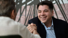 Τζορτζ Τσούνης στον Δανίκα: «Εμείς, οι ΗΠΑ, στεκόμαστε δίπλα στην Ελλάδα ό,τι κι αν συμβεί»