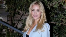 Η Δούκισσα Νομικού φωτογραφίζει την κόρη της στην παραλία