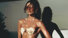 Ιζαμπέλ Γκουλάρτ: Με μαγιό από κοχύλια ποζάρει σε νέες φωτογραφίες από τη Μύκονο