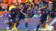 Με... περίπατο στα προημιτελικά η Ολλανδία, 3-0 την Ρουμανία - Δείτε τα γκολ 