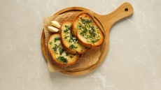 Σκορδόψωμο: Αυτό είναι το μυστικό που απογειώνει τη γεύση του