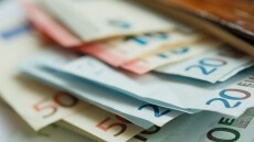 Έκτακτο Δώρο Χριστουγέννων: Ποιοι δικαιούχοι θα μοιραστούν 300 εκατ. ευρώ